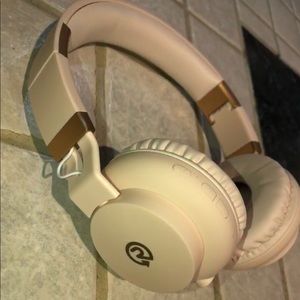Bluetooth headphones with charger